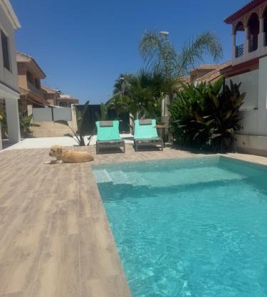 Tropical Garden Home - Cozy Ground Floor Stay