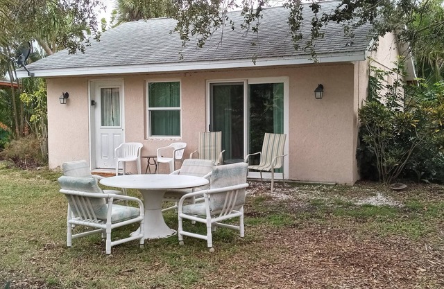 Tropical Garden Cottage only 3 miles to beautiful Englewood Beach. Pet-friendly!
