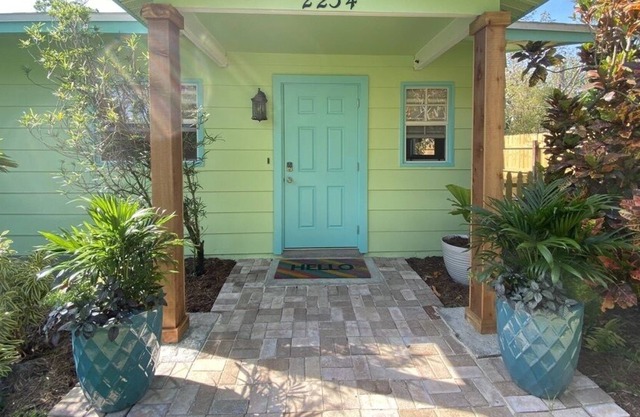 Tropical garden home-walk to downtown, 5 minutes to beaches