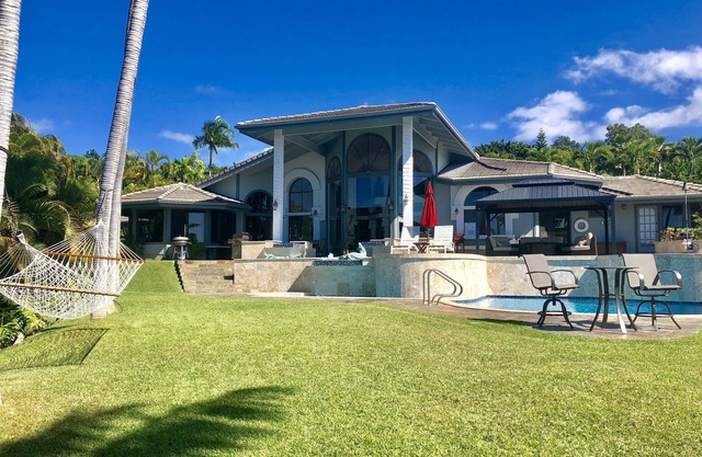 Tropisch gelegenes Ferienhaus mit Pool, Spa, Fackeln, Wasserfällen und Meerblick