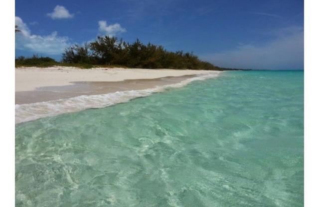 Tropical Leisure 2BR cottage with beach nearby