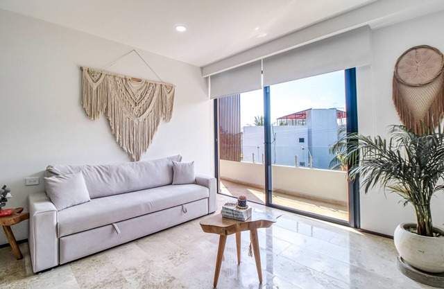 Tropical luxurious apartment with pools, rooftop views, & balcony - dog-friendly
