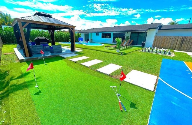 Tropical Miami/Heated pool/Basketball Court/Pin Pong Table/Patio Chess/Mini Golf