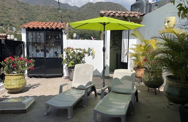 Tropical Oasis in Enchanted Forest Setting. Walking distance to EVERYTHING!