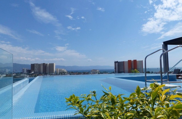 ✔ Tropical Oasis ★ Penthouse Condo ★ Pool ★ Ocean View ★ 2 Bedroom
