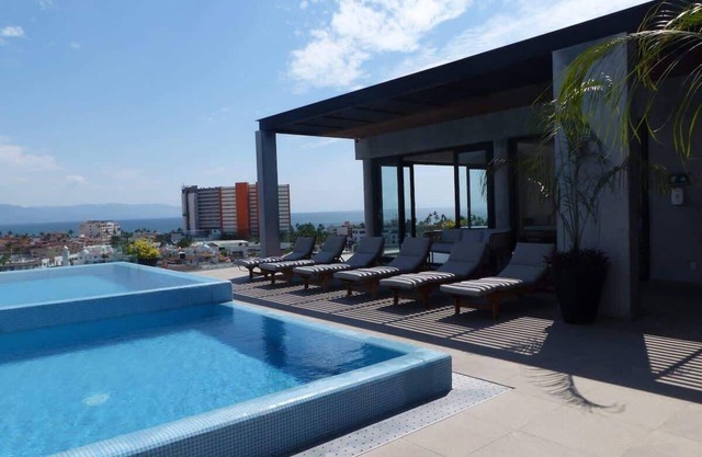 Tropical Oasis ★ Penthouse ★ Stocked Kitchen