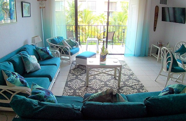 Tropical Oasis: Ocean View ~ Pool & Bar ~ Family-Friendly