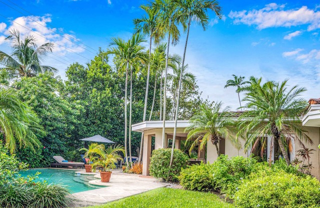 Tropical Oasis | Beach Proximity | Heated Pool | Quiet Neighborhood | Lake Key | H0MES