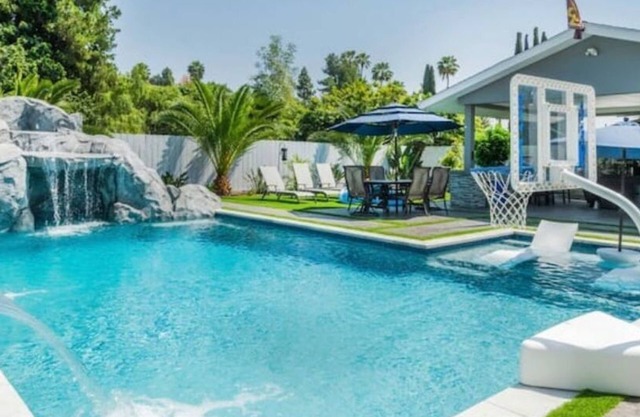 Tropical Oasis w/ hot tub, heated pool, waterfall