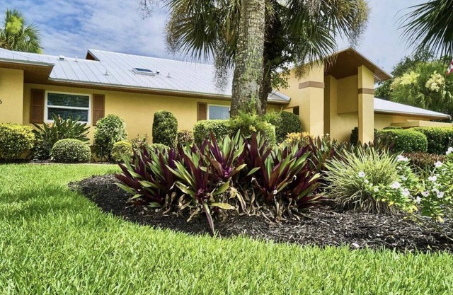 Tropical Paradise 4-bedroom house, Heated Pool, Games in lovely Vero Beach