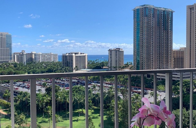 Tropical Paradise Getaway Ocean & Lush Tropical Views Pool, BBQ & WI-FI Inn on the Park 1503