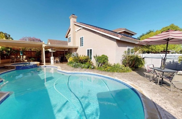 Tropical pool/hot tub backyard, Vaulted Ceilings- Comfortable, Spacious Getaway.