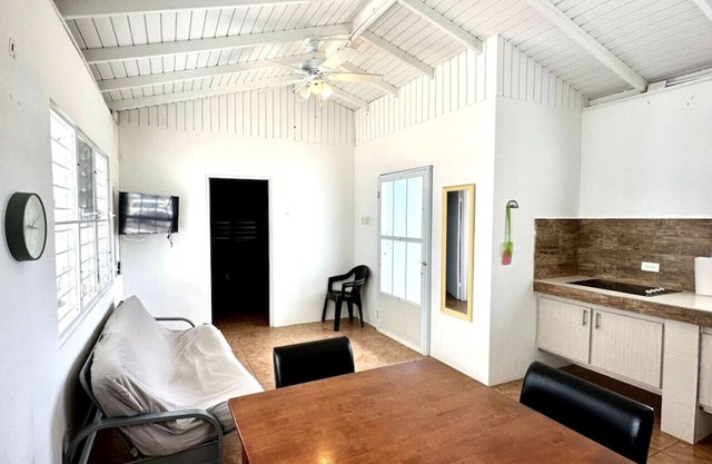 Tropical Retreat Apt steps away from Combate Beach