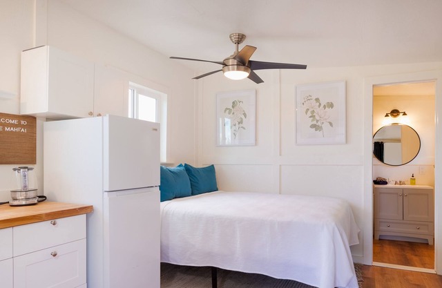 Tropical studio with fast WiFi, near the beach, and snowbird-friendly