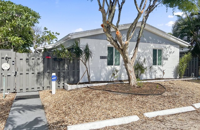 Tropical Stylish & Cozy Private Escape near the Beach: Yard Parking BBQ