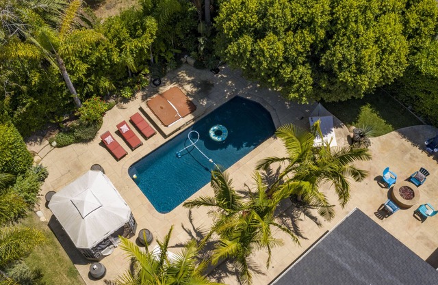 Tropisches Traumhaus. Pool und Whirlpool. 5 Minuten zum Strand oder in die Innenstadt!