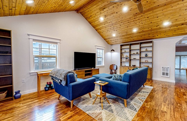 Tropical Wine Country cottage with enclosed yard, firepit, & patio
