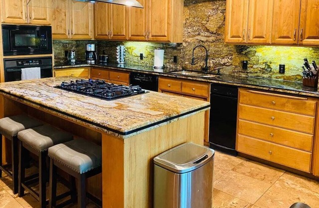 Beautiful Tropical Estate - All you'd need - Near Shasta Lake 🌴