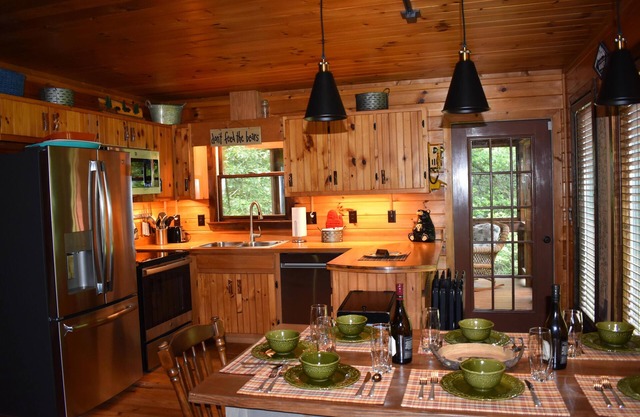 Trout Creek Lodge - stunning creekfront near Springer Mountain