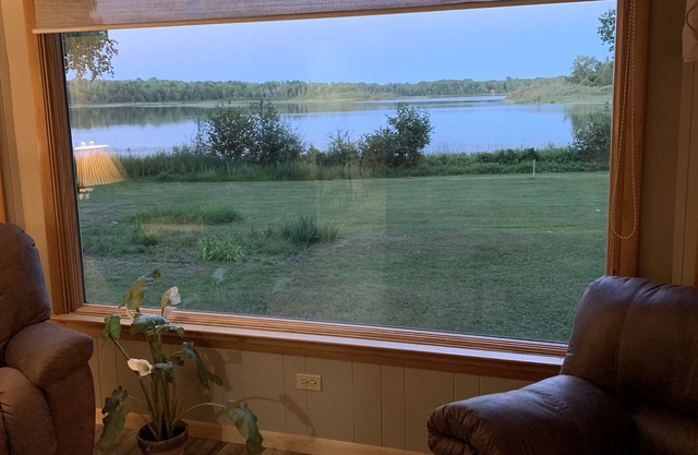 Trout Lake - Frenchman Lake 5 BR 3 BA Home, Wi-Fi, spacious & 1/2 mile to trails