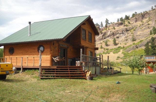 Trout Tales Lodge am Fluss Dearborn. Blaues Bandfischen