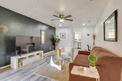 Tru Bohemian Benbrook Apt 9 Mi to Fort Worth!