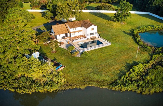WAHRER HEILIGER MICHAEL IN DER STADT 5. 5 ACRE WATERFRONT w / POOL !!!