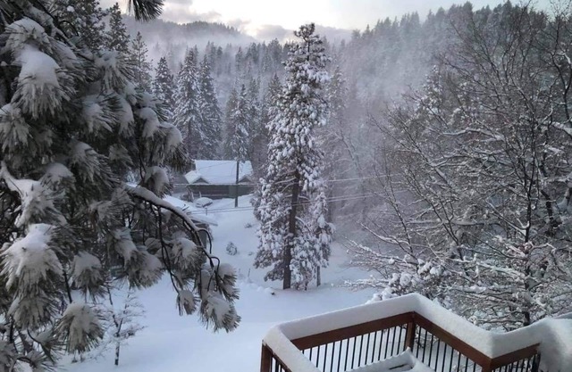 True Log Cabin, located 4 miles from Snow Valley, with an Awesome wooden Deck.