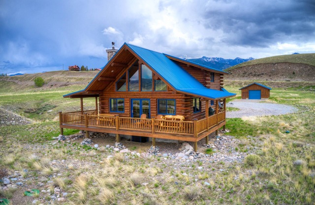 True Montana Log Cabin, Great Hunting/Private Madison River Fishing 3+2.5/YNP
