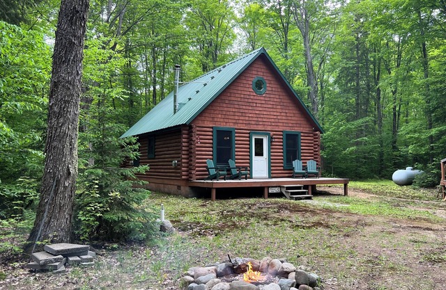 True North - Cozy log cabin in the woods off the grid near Tahquamenon Falls