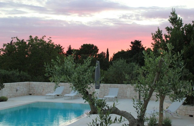 TRULLI MIT POOL IN DER LANDSCHAFT VON PUTIGNANO