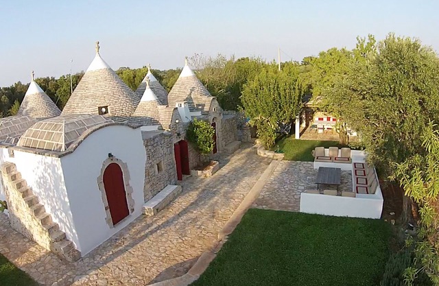 TRULLO DELLA ROSA in 2 Bücher erschienen,10x5Mtr Salzwasserpool,2ha Olivenbäume