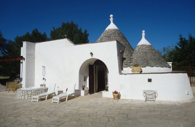 ... Die Trullo des Pools und über 1 ha großen Garten