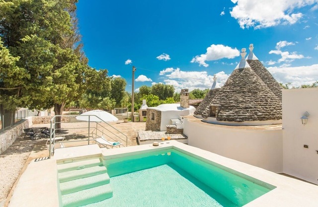Trullo Il Pioppo Gigante. Jacuzzi, privater Garten, Strände 15 km entfernt.