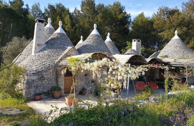 Trullo im Wald, nur wenige Schritte von einem Radwanderweg entfernt