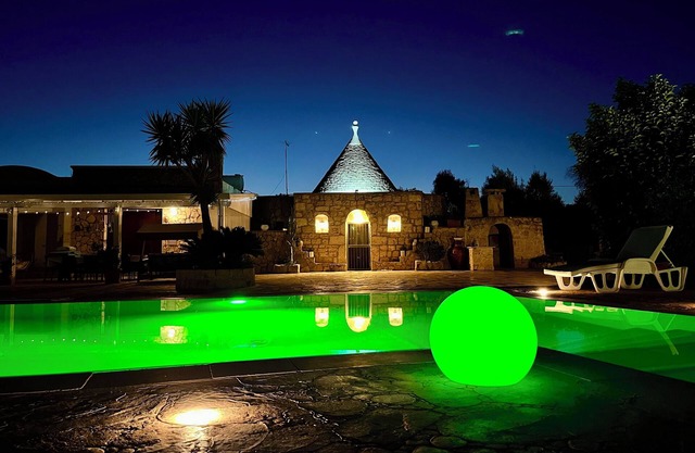 TRULLO 'LA QUERCIA' MIT POOL, EINGETAUCHT IN DIE NATUR