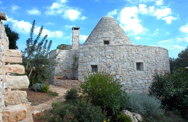 Trullo und Lamia in Valle d'Itria in der Natur
