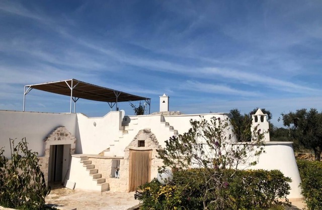 Trullo Sasamaka, auf dem Land mit Meerblick und auf der Weißen Stadt Ostuni gesehen
