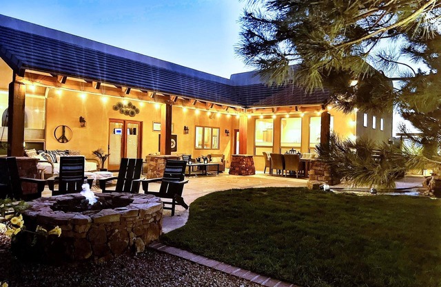 Truly STUNNING~ Minutes to ABQ!VIEWS/Fireplace/Fire-Pit/ Outdoor Mecca-Hot Tub!