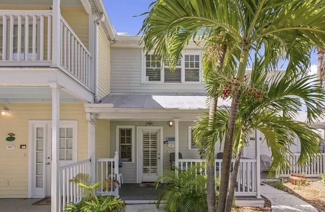 Truman Annex 2 bedroom 2.5 bath Townhouse- steps from Duval Street with pool