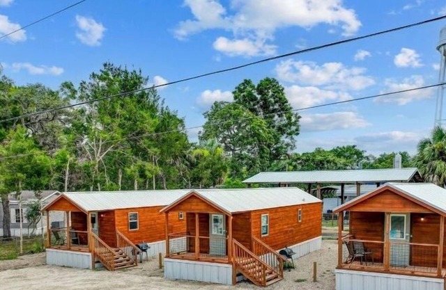 Truth Harbors Cabin1 with WiFi, Steinhatchee Cabin - Sleeps 5