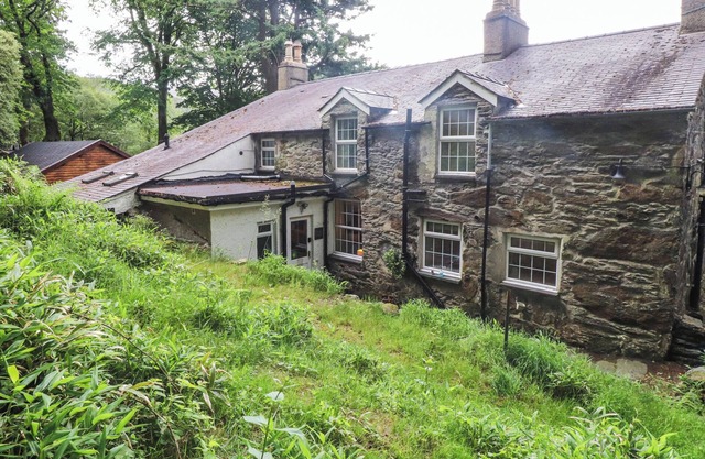 TRYFAN COTTAGE, pet friendly, with open fire in Nant Gwynant