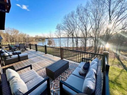 Tucked Away on the Ridge - Quiet Fall Lake Retreat