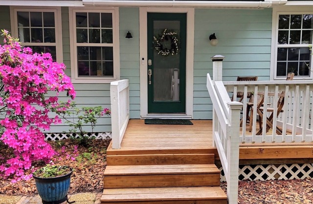 Tucked away quiet cottage~5 blocks to riverfront and Cumberland Island ferry
