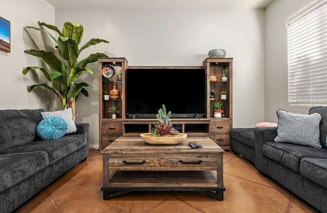 Tucson Oasis | 10 Min to UofA + Events & Dining
