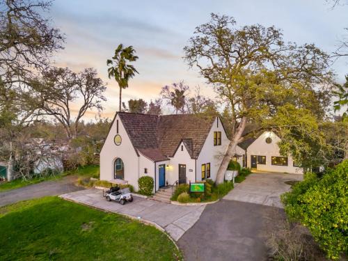Tudors Village BNB