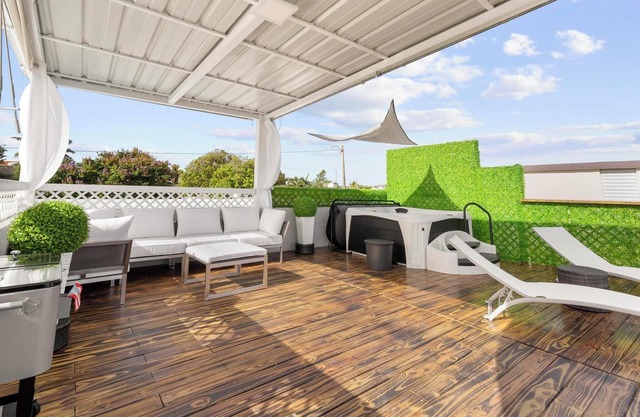 TuKasa Bella Vista - Home with a Rooftop Jacuzzi and Ocean View