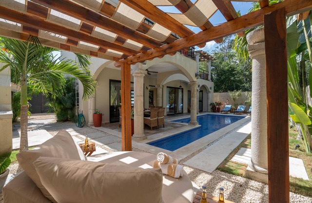 Entspannende Balkone und privater Pool in der Nähe von Holystika