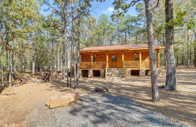 Tumbling Shoals Cabin Near Greers Ferry Lake!