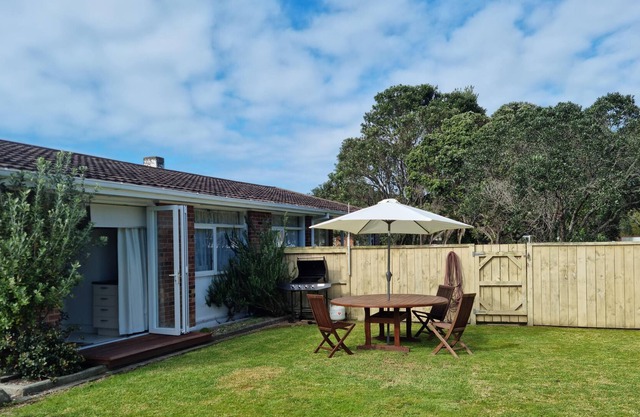 Turf n Surf - Ruakaka Holiday Home, RUAKAKA